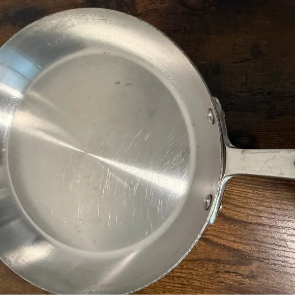 ALL-CLAD D5 POLISHED STAINLESS-STEEL 9 INCH FRENCH SKILLET,18/10 stainless - Picture 5 of 6